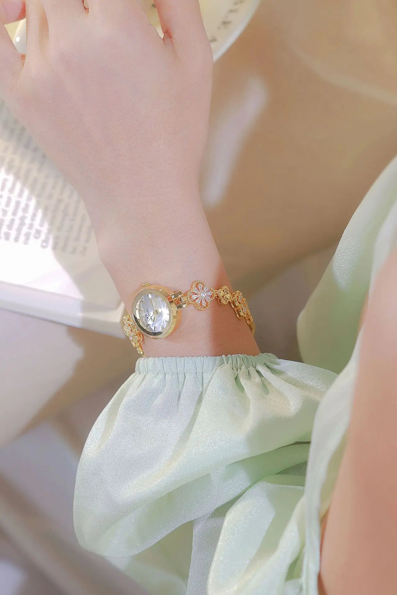 New Luxury Ladies Watch Gold Silver Small Bracelet Quartz Wristwatches Woman Wristwatch Gift
