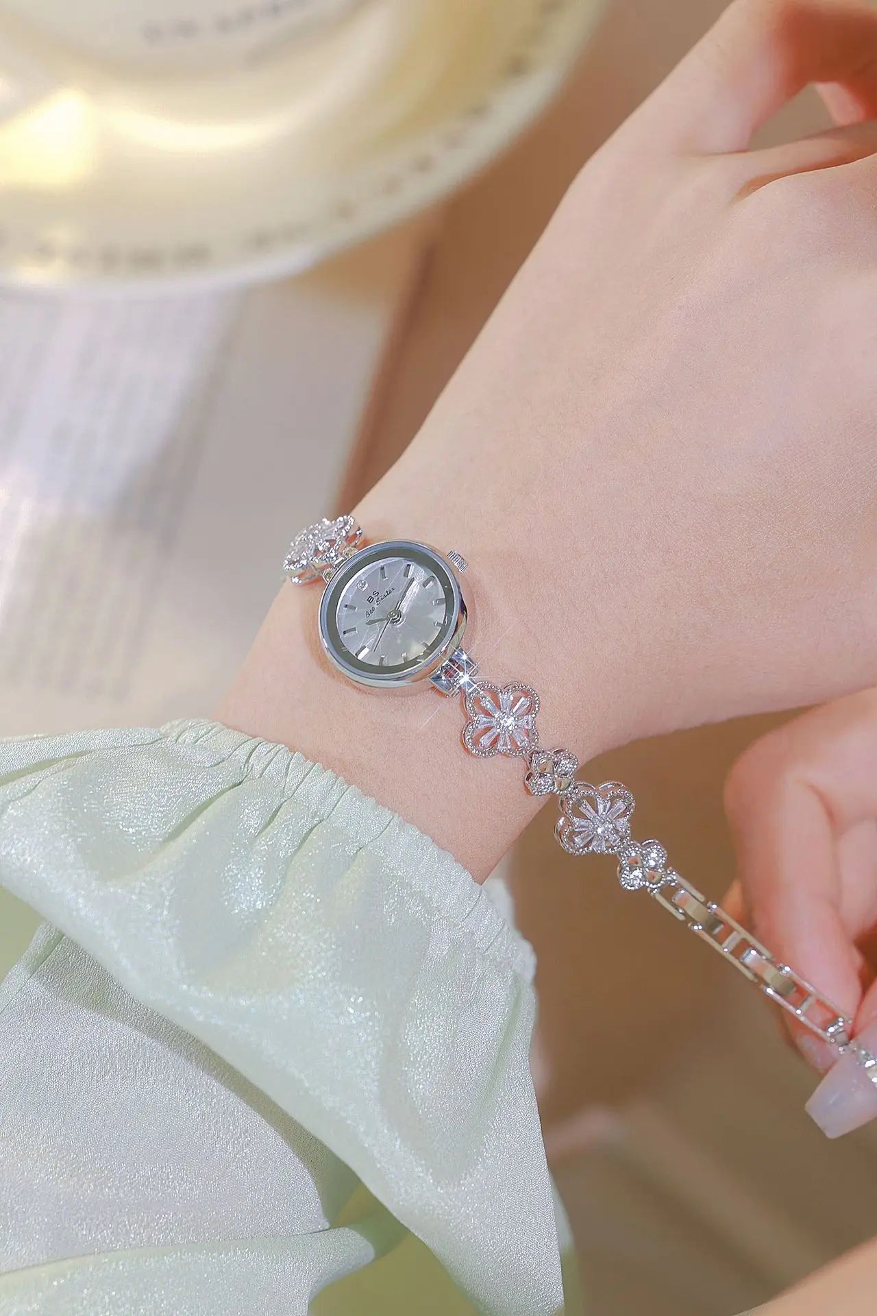 New Luxury Ladies Watch Gold Silver Small Bracelet Quartz Wristwatches Woman Wristwatch Gift