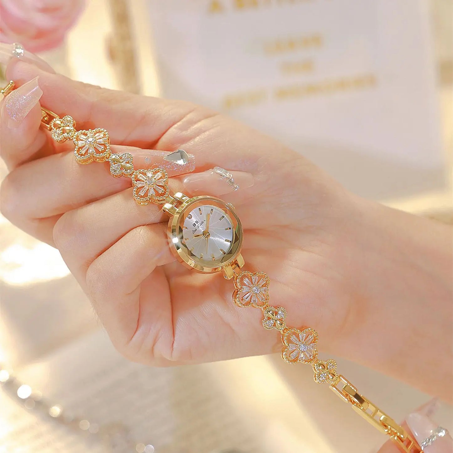 New Luxury Ladies Watch Gold Silver Small Bracelet Quartz Wristwatches Woman Wristwatch Gift