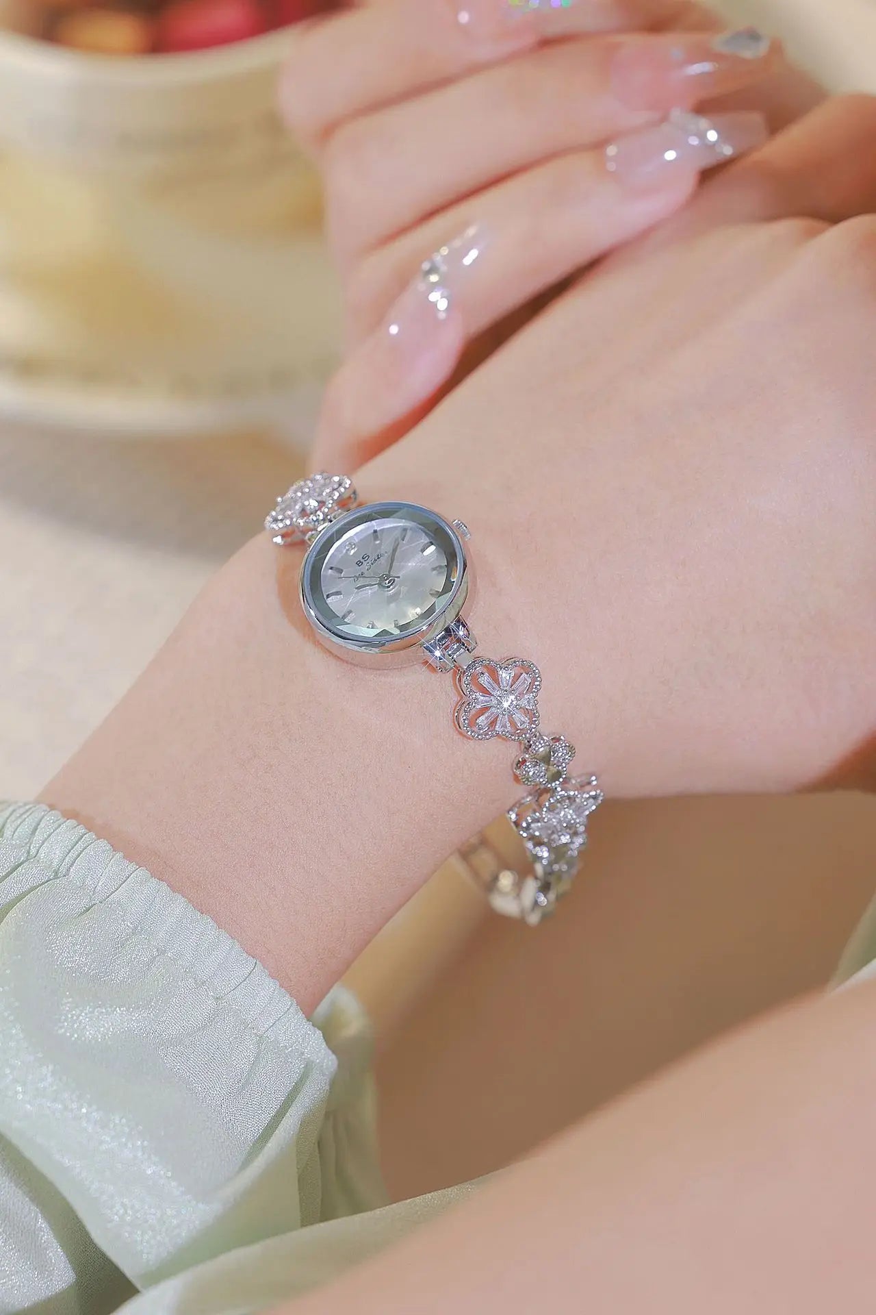 New Luxury Ladies Watch Gold Silver Small Bracelet Quartz Wristwatches Woman Wristwatch Gift