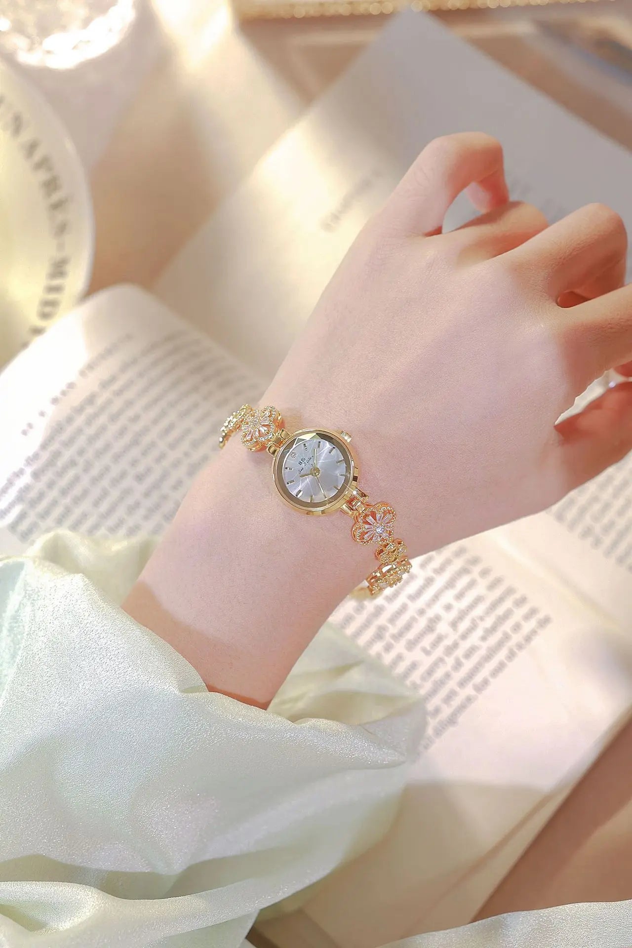 New Luxury Ladies Watch Gold Silver Small Bracelet Quartz Wristwatches Woman Wristwatch Gift