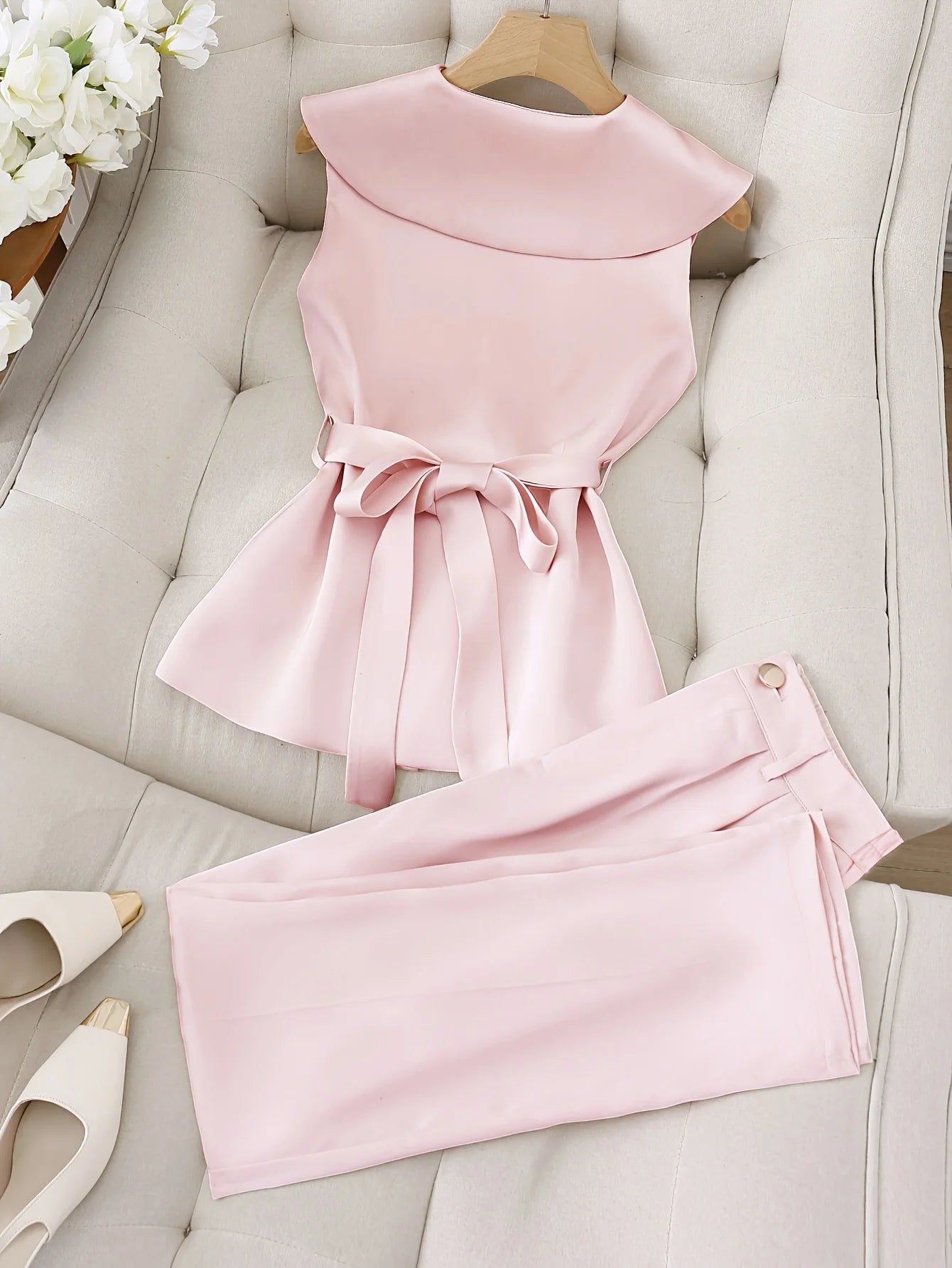 Elegant, simple solid color sleeveless romantic date top and trousers two-piece set