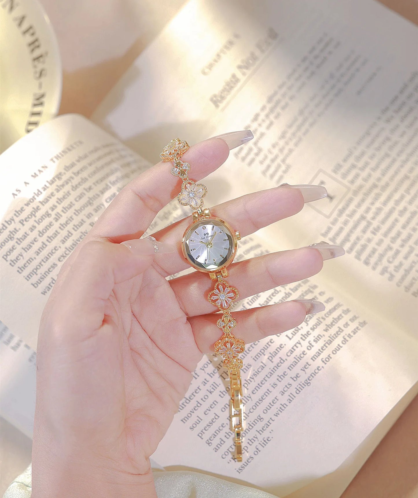 New Luxury Ladies Watch Gold Silver Small Bracelet Quartz Wristwatches Woman Wristwatch Gift