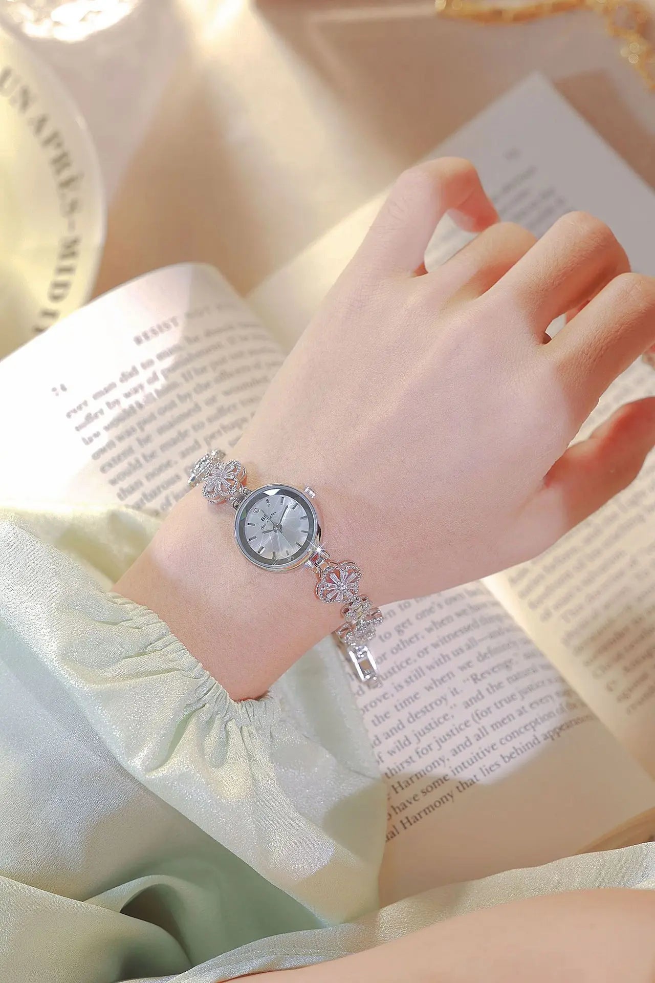 New Luxury Ladies Watch Gold Silver Small Bracelet Quartz Wristwatches Woman Wristwatch Gift