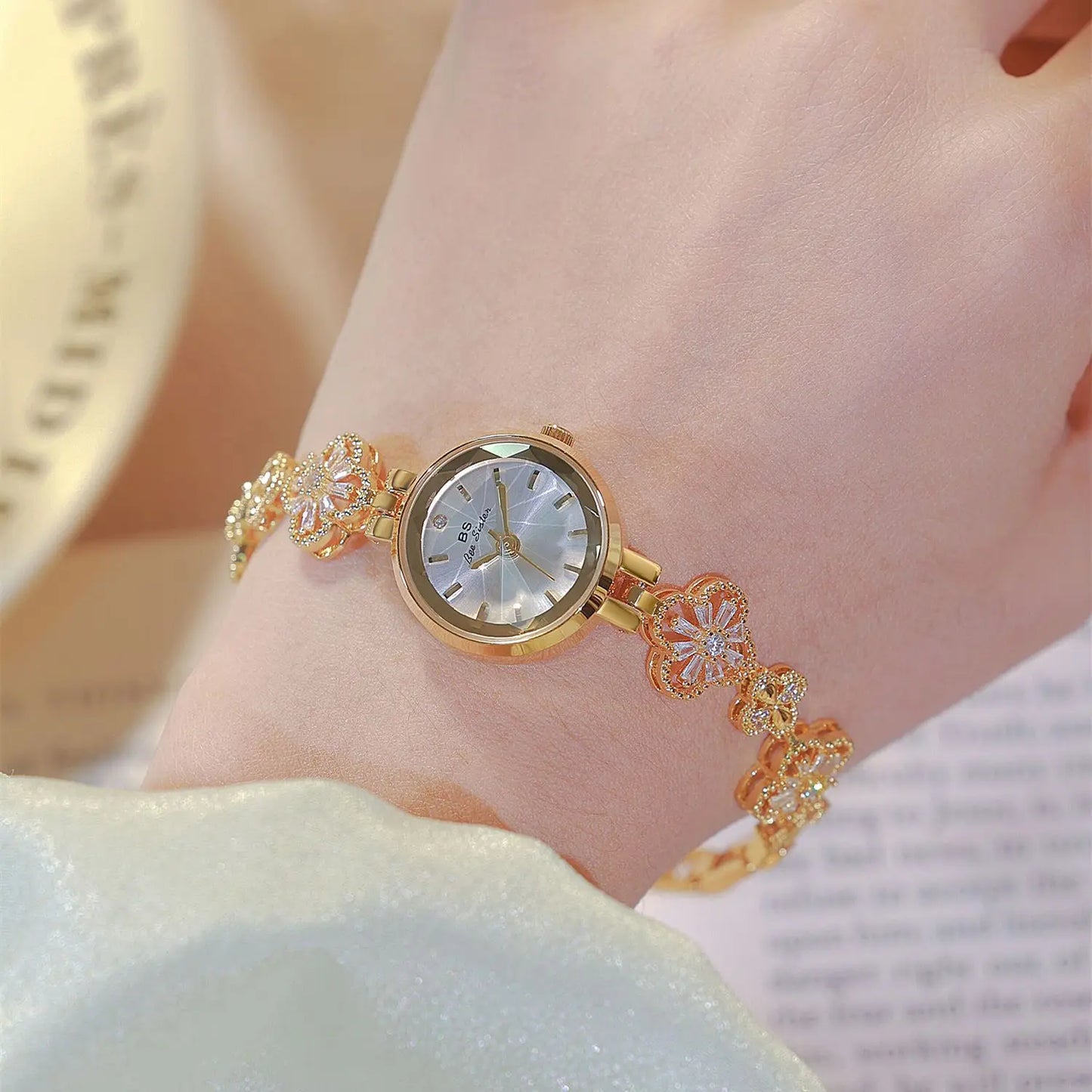 New Luxury Ladies Watch Gold Silver Small Bracelet Quartz Wristwatches Woman Wristwatch Gift