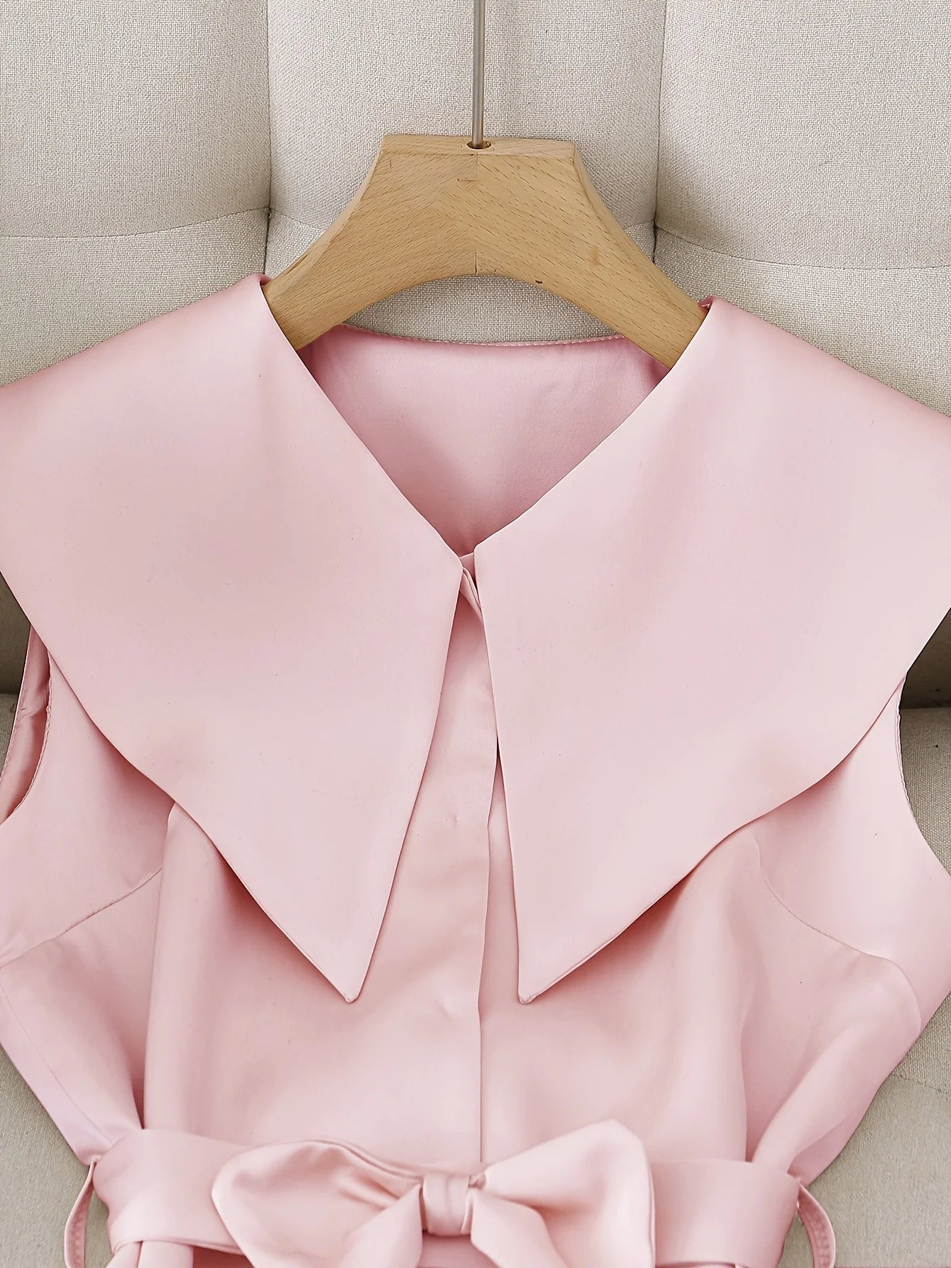 Elegant, simple solid color sleeveless romantic date top and trousers two-piece set