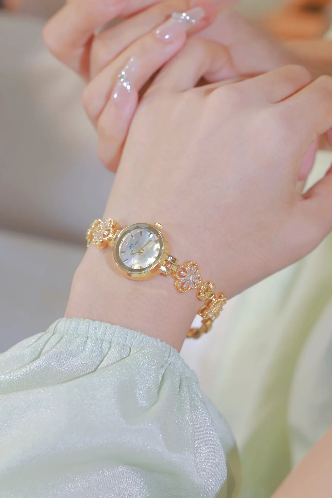New Luxury Ladies Watch Gold Silver Small Bracelet Quartz Wristwatches Woman Wristwatch Gift