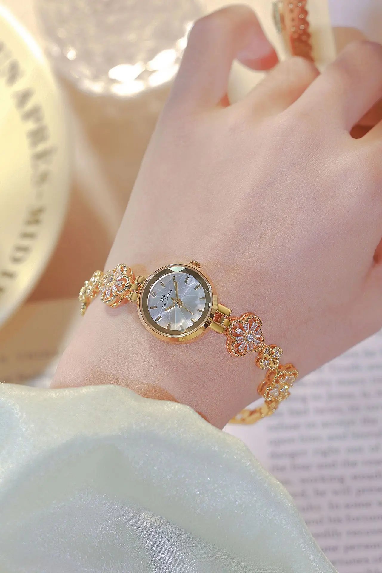 New Luxury Ladies Watch Gold Silver Small Bracelet Quartz Wristwatches Woman Wristwatch Gift