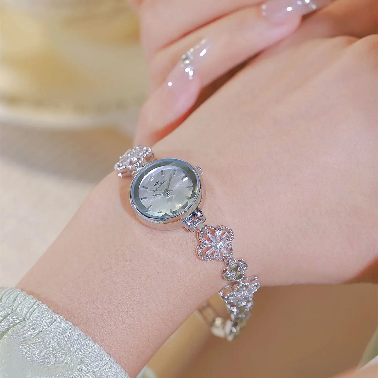 New Luxury Ladies Watch Gold Silver Small Bracelet Quartz Wristwatches Woman Wristwatch Gift