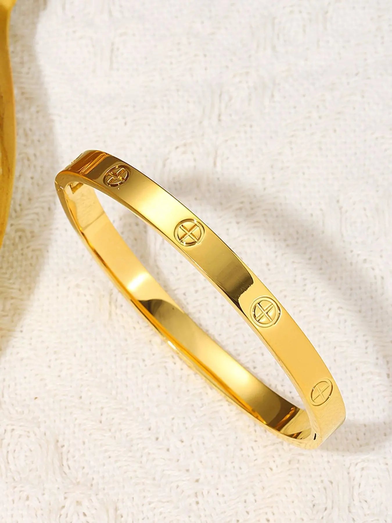 Stainless steel cross pattern bracelet, grand and luxurious personalized design